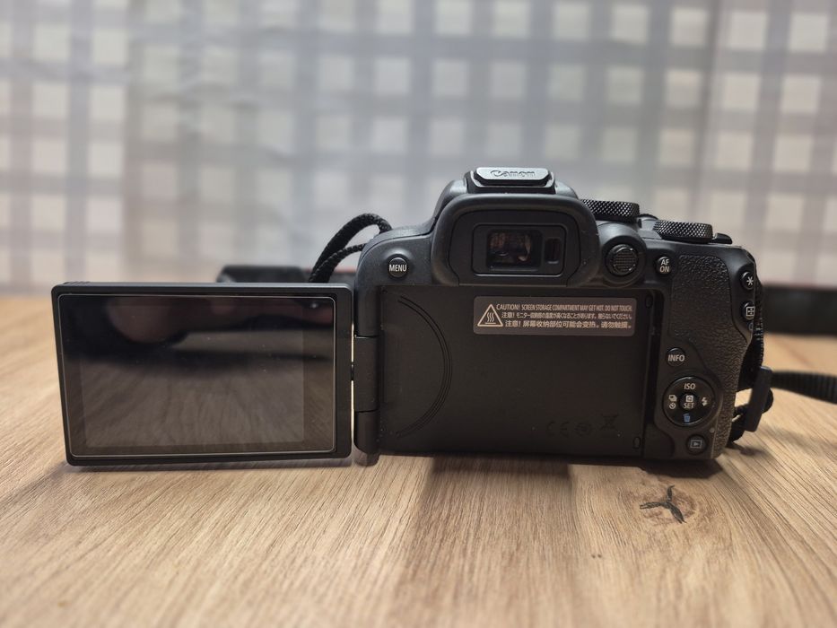 ПРОДАВАМ Пълен кит: Canon EOS R10 + RF 18-150mm + 2 Оригинални батерии + Чанта