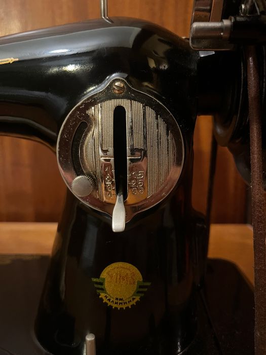 Оригинална крачна шевна машина Union в дървен шкаф