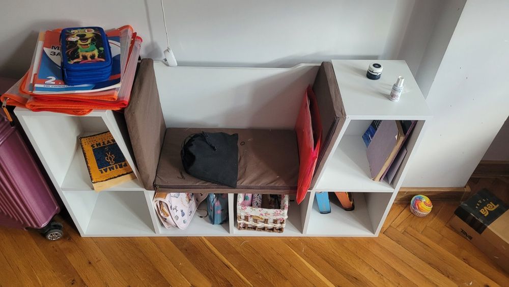 Библиотека с място за сядане