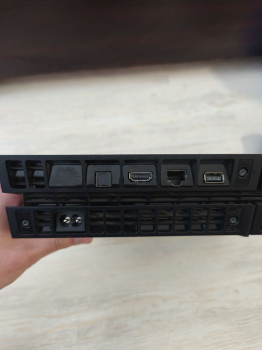 Playstation 4 + 10 игри + 3 джойстика