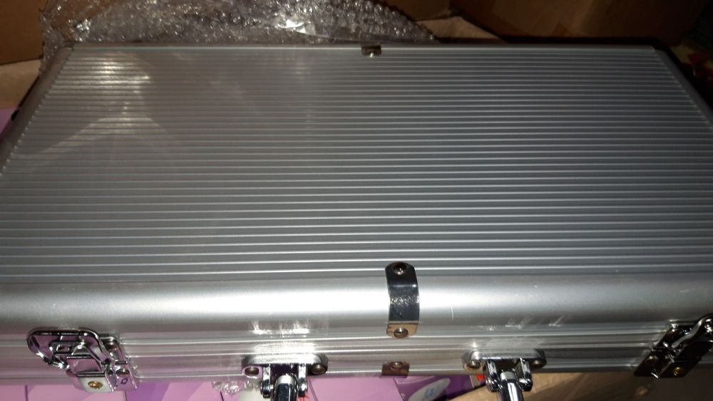 Set poker profesional 300 jetoane neimprimate, servieta AL. Sigilat!