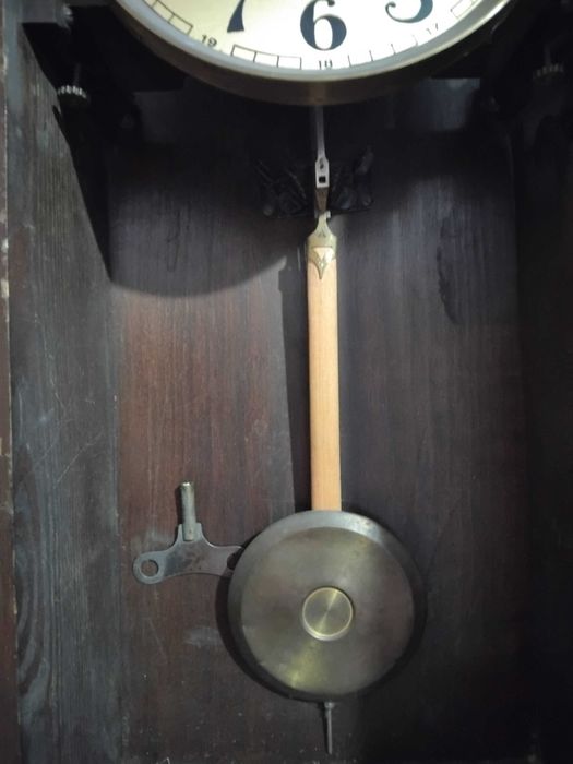 Продавам стар стенен часовник