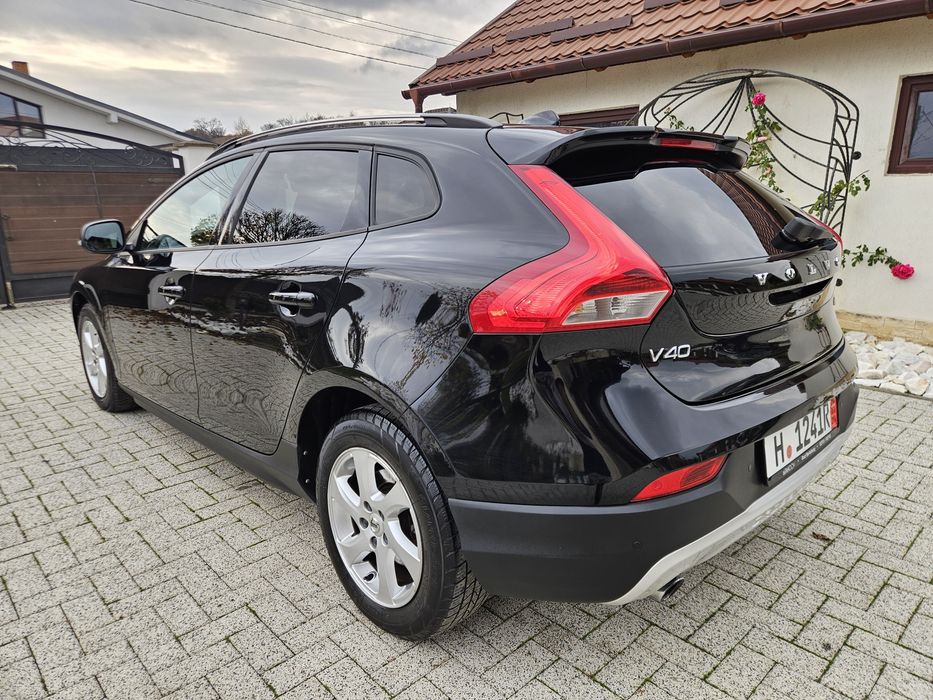 Volvo V40 - Cross Country PRO - 2.0 D3 150 Cp / Automat / EURO 6 / Întreținere VOLVO.