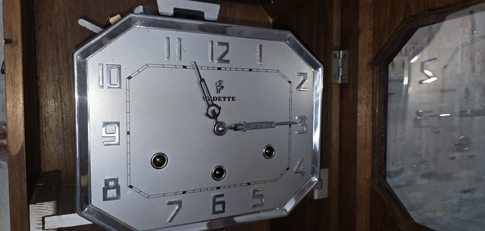 Настенные четвертные часы с боем.