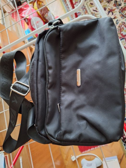 Чанта  в черно за през рамо.