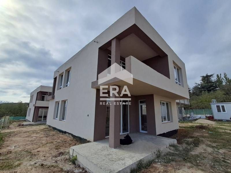 Двуетажна новострояща се къща за продажба, с 4 спални и голяма дневна,