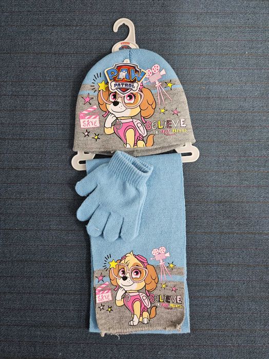 Продавам чисто НОВ комплект (шапка, шал, ръкавици) Paw Patrol - Skye