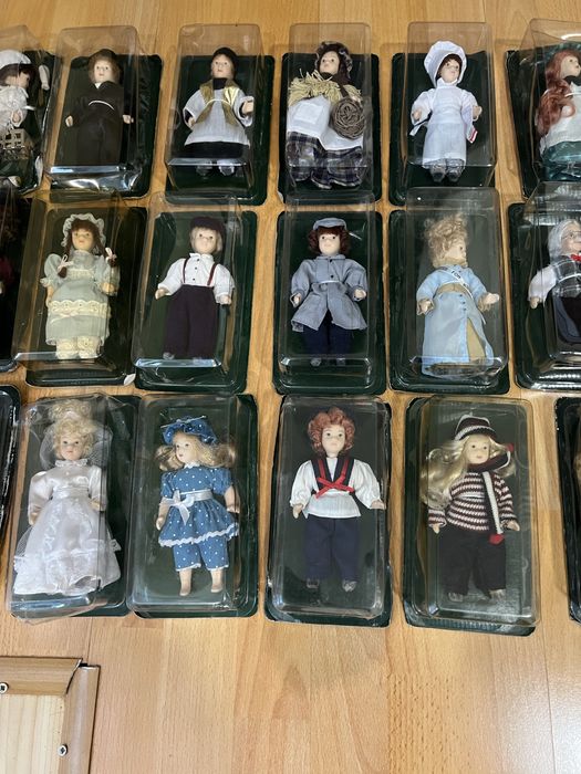 Колекция от 21бр. порцеланови кукли