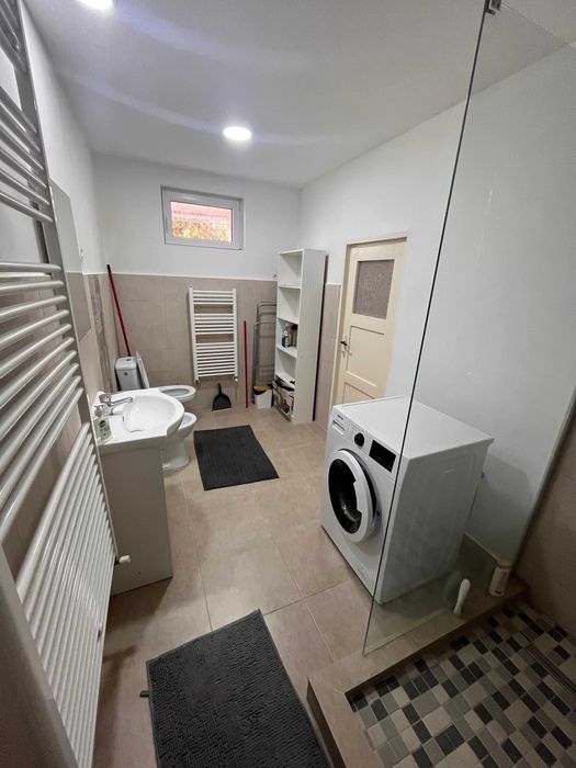 Inchiriez - Apartament 2 camere (la casa / cu acces gradina / parcare)