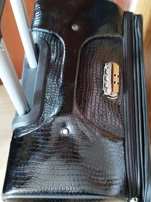 Большой, объемный чемодан