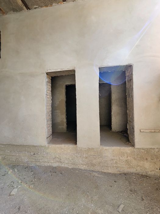 Hovli sotiladi juda yaxshi qurilgan