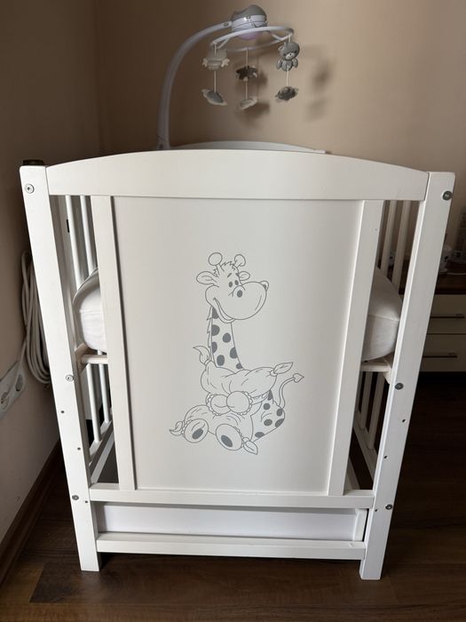 Patut din lemn masiv 120x60 cm Bria alb cu sertar, reglabil pe 3 nivele, certificat EN71, saltea cocos si carusel patut incluse