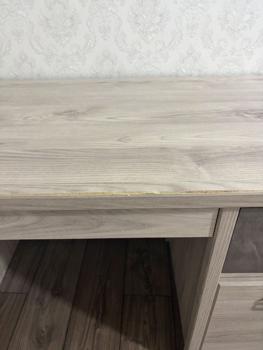 Продаю стол (с дефектами); Стол/үстел сатамын