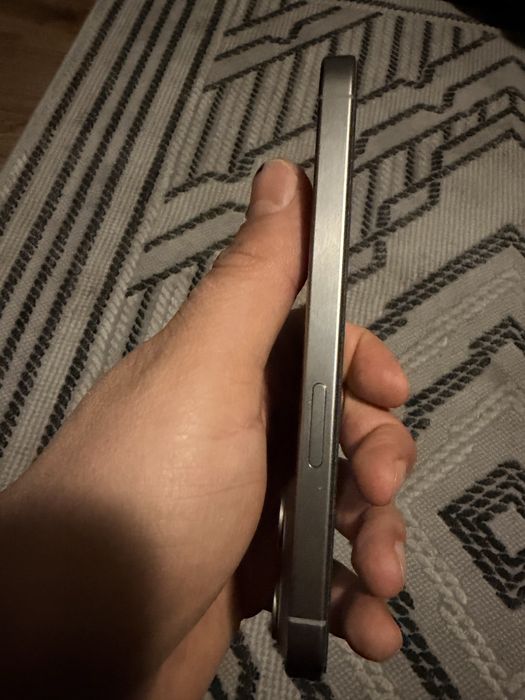 Продавам Iphone 15 pro 256gb