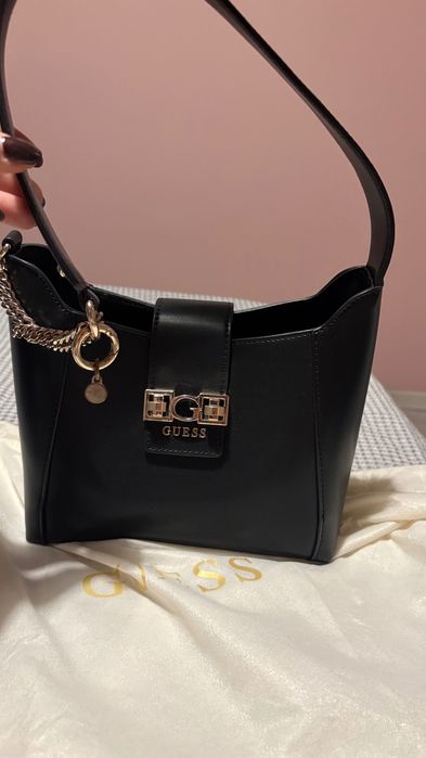 Чанта GUESS чисто нова