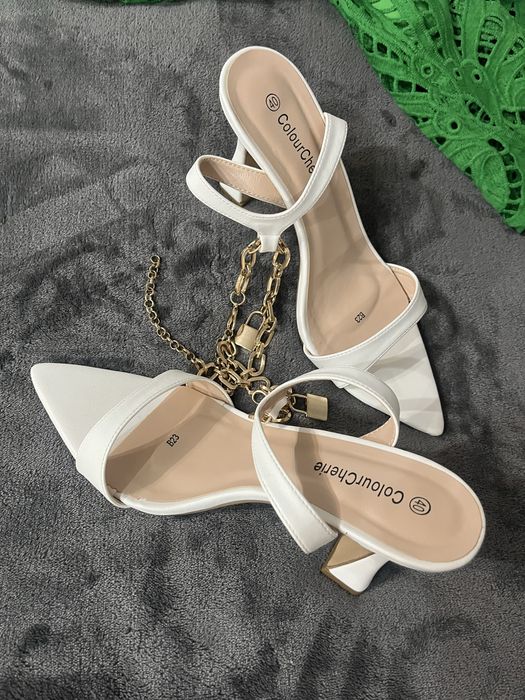 Sandale pentru evenimente albe cu accesoriu