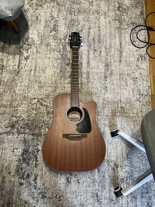 Vand chitara electro-acustica Takamine