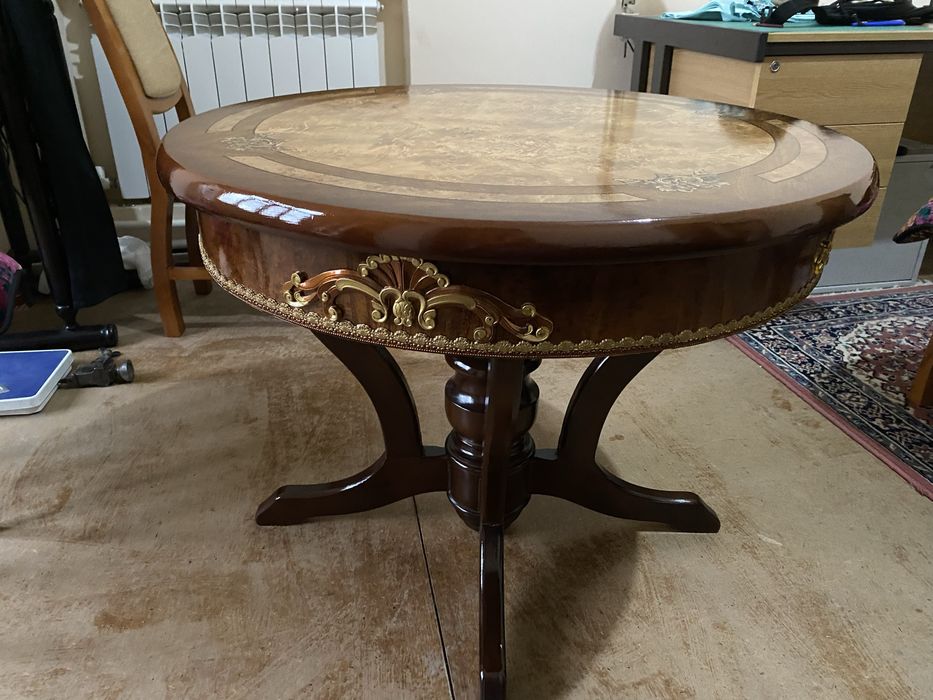 Продается круглый стол коричного цвета