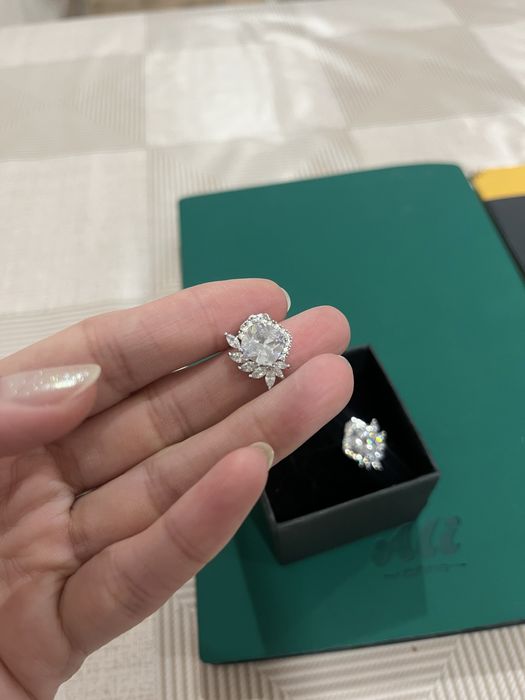 Продам серьги с коробкой