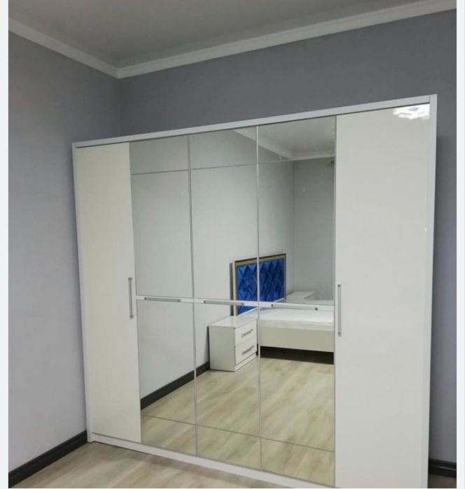 Шкаф комодымен сатылады