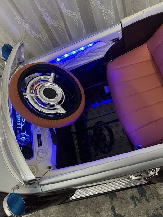 Срочно продам детскую машину Rolls Royce с пультом управления