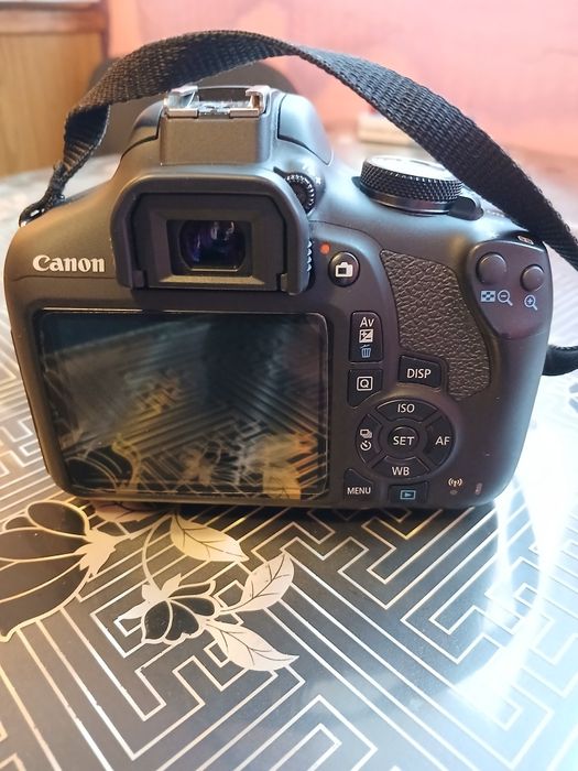 Vând cameră foto canon 2000d . Preț  2600 lei.