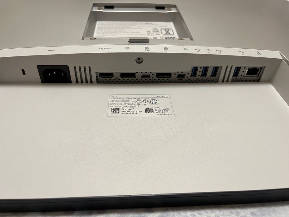 Dell UltraSharp U3223QZ 31.5-инчов 4K монитор с гаранция