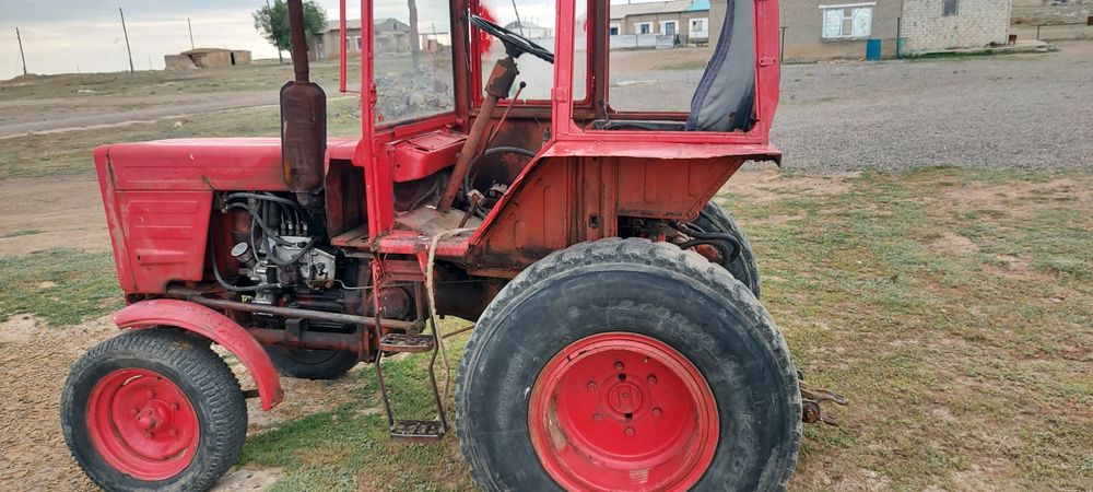 Трактор Т-25 красный