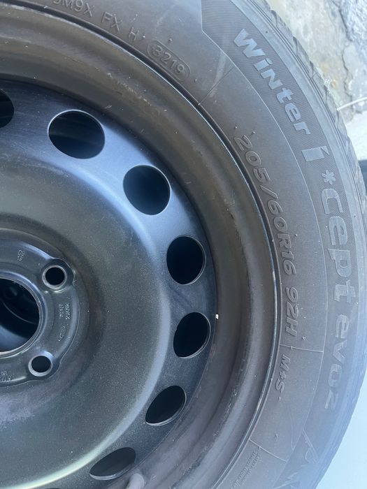 Vand anvelope cu jante iarna 205/60 16