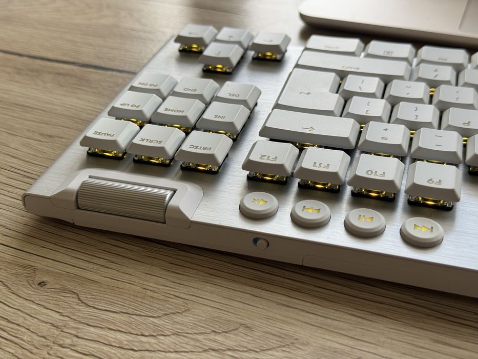 Геймърска клавиатура Logitech G915 X LIGHTSPEED