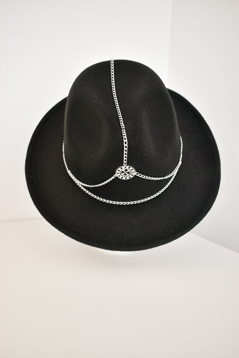 Pălărie accesorizata manual neagra