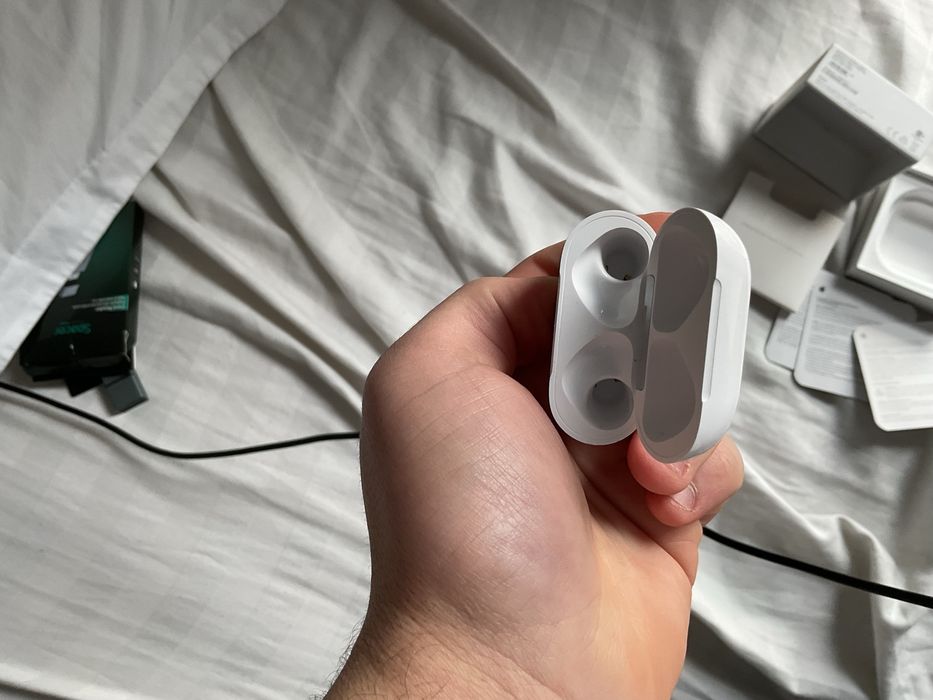 Airpods 4 with active noise cancellation