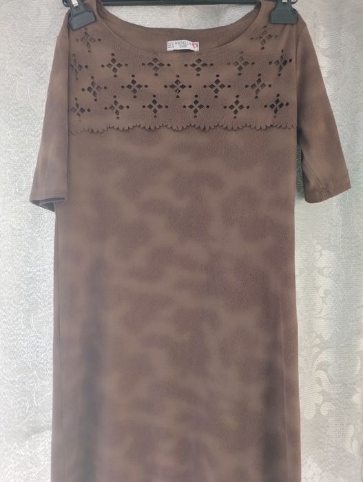 Rochita dreapta ,maneci scurte,model brodat prin perforare