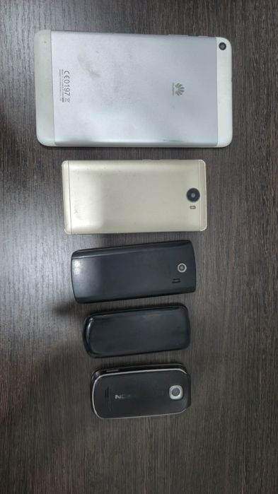 Продам старый телефон и планшеты 8 штук