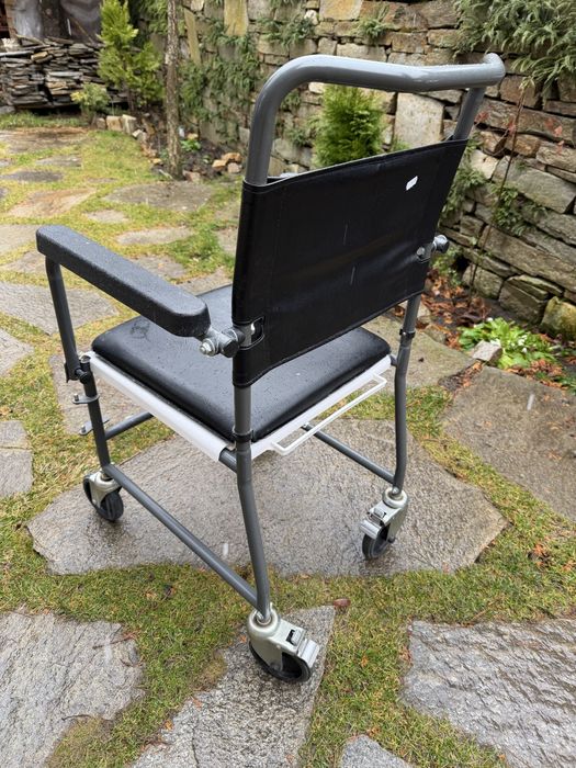 Стол за възрастни, тоалетен стол с колела.