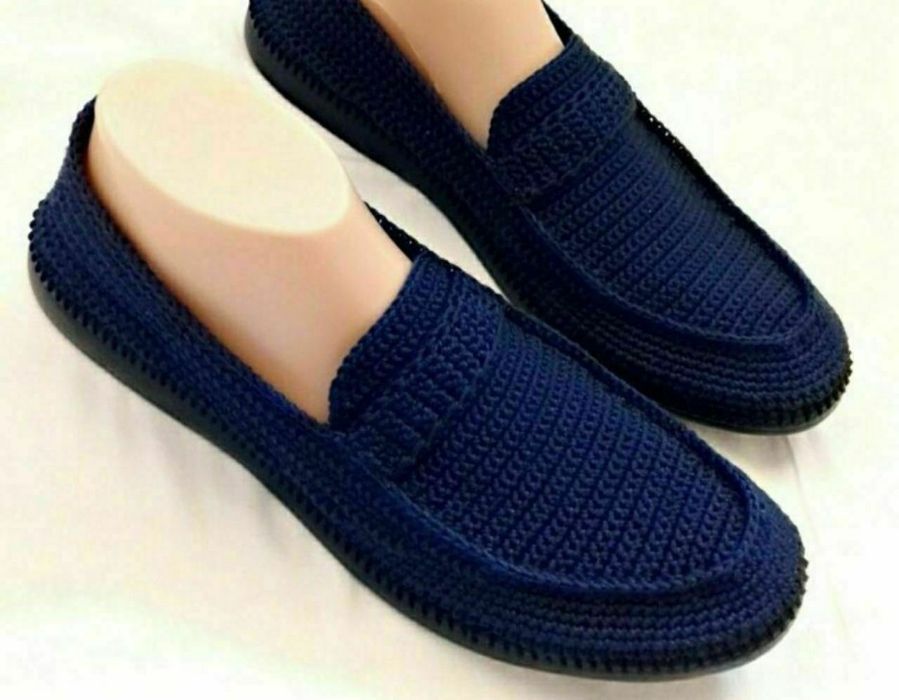 Oyoq kiyimlar to'qilgan