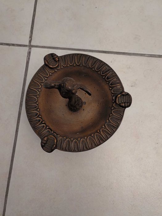 Масивен античен бронзов пепелник