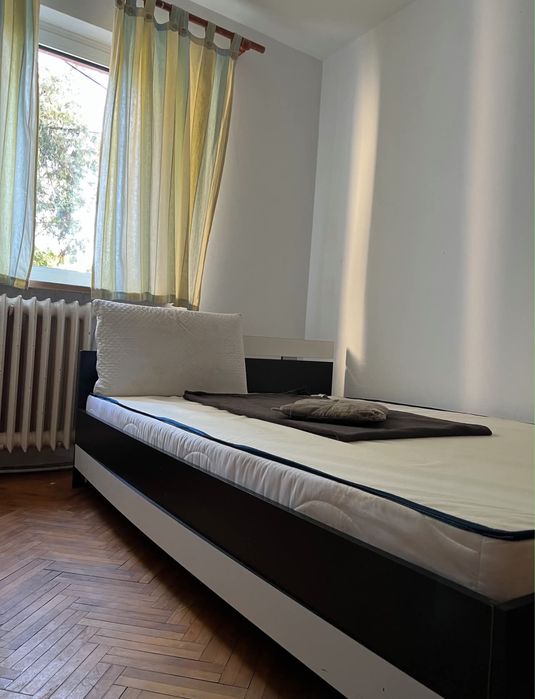Caut 2 colegi /colege ,pentru inchirierea unui  apartament cu 3 camere decomandat ,situat la 5 minute de mers pe jos de Palas.