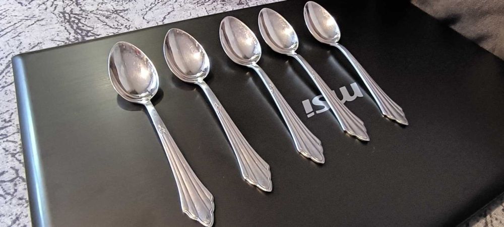 Продават се комплект от 5 дълбоко посребрени лъжички за кафе.