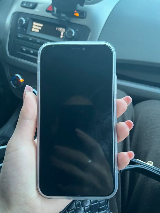 Айфон 11 в черном цвете.