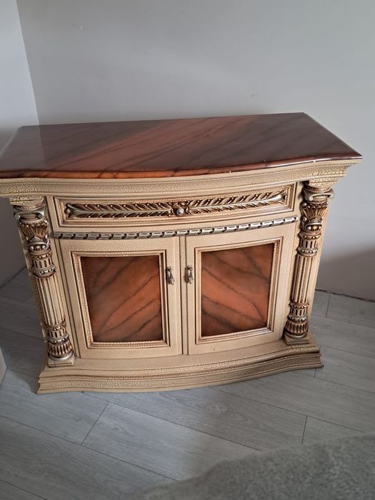 Продам тумбу с 2мя декор.столиками