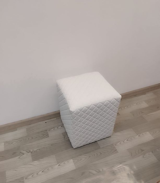 Taburet tapițat din piele albă