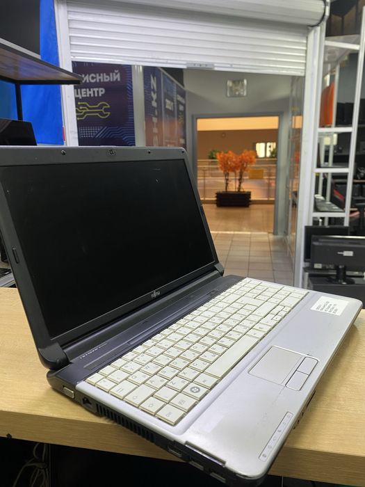 Ноутбук Fujitsu core i3-1 /RAM4/HDD320/HD Graphics Win10Pro