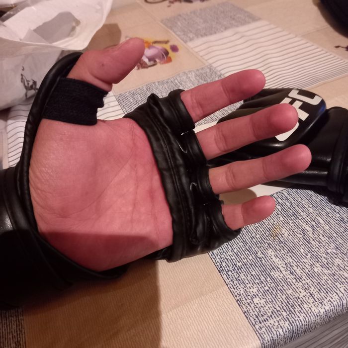 Перчатки UFC в хорошем состоянии