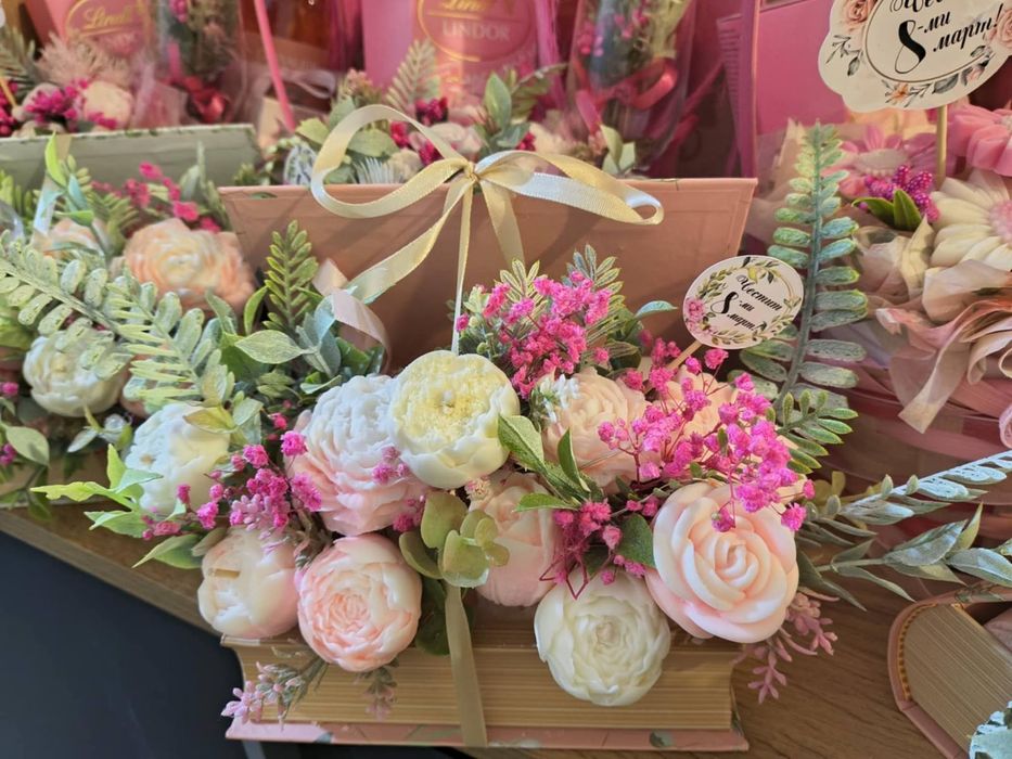 Подаръчни кошници и цветя от соев восък