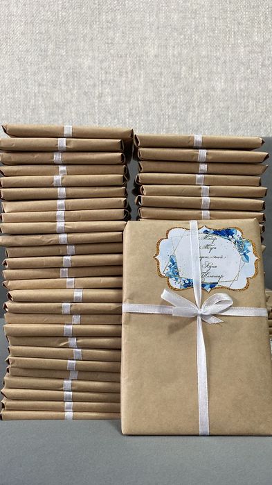 Тойбастарға кітап наклейкамен