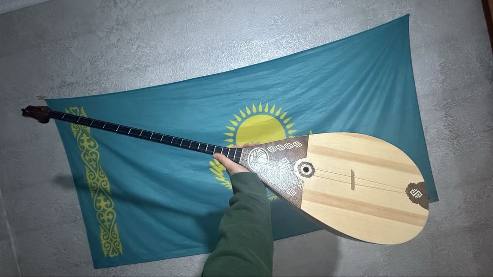 Домбыра новая  профессиональная