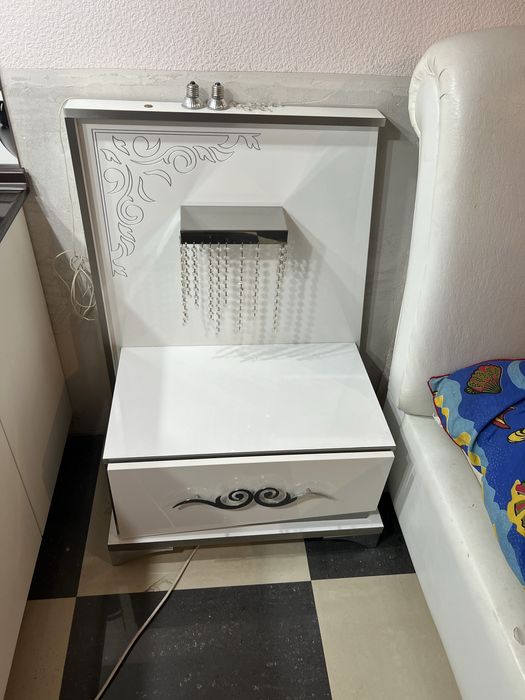 Кровать, матрас и тумбочки