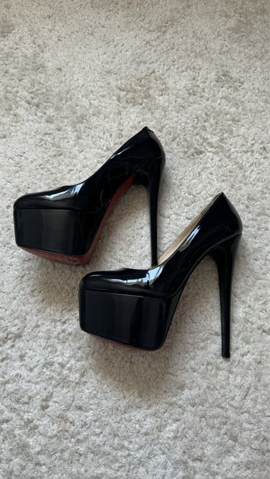 Продам Лабутены 35 размер