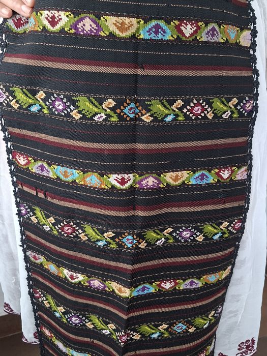 Vind costum traditional din marchizet